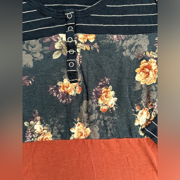 Maurice’s Colorblock, Floral, Striped 3/4 Sleeve Top with Buttons Size Small - Picture 6 of 9